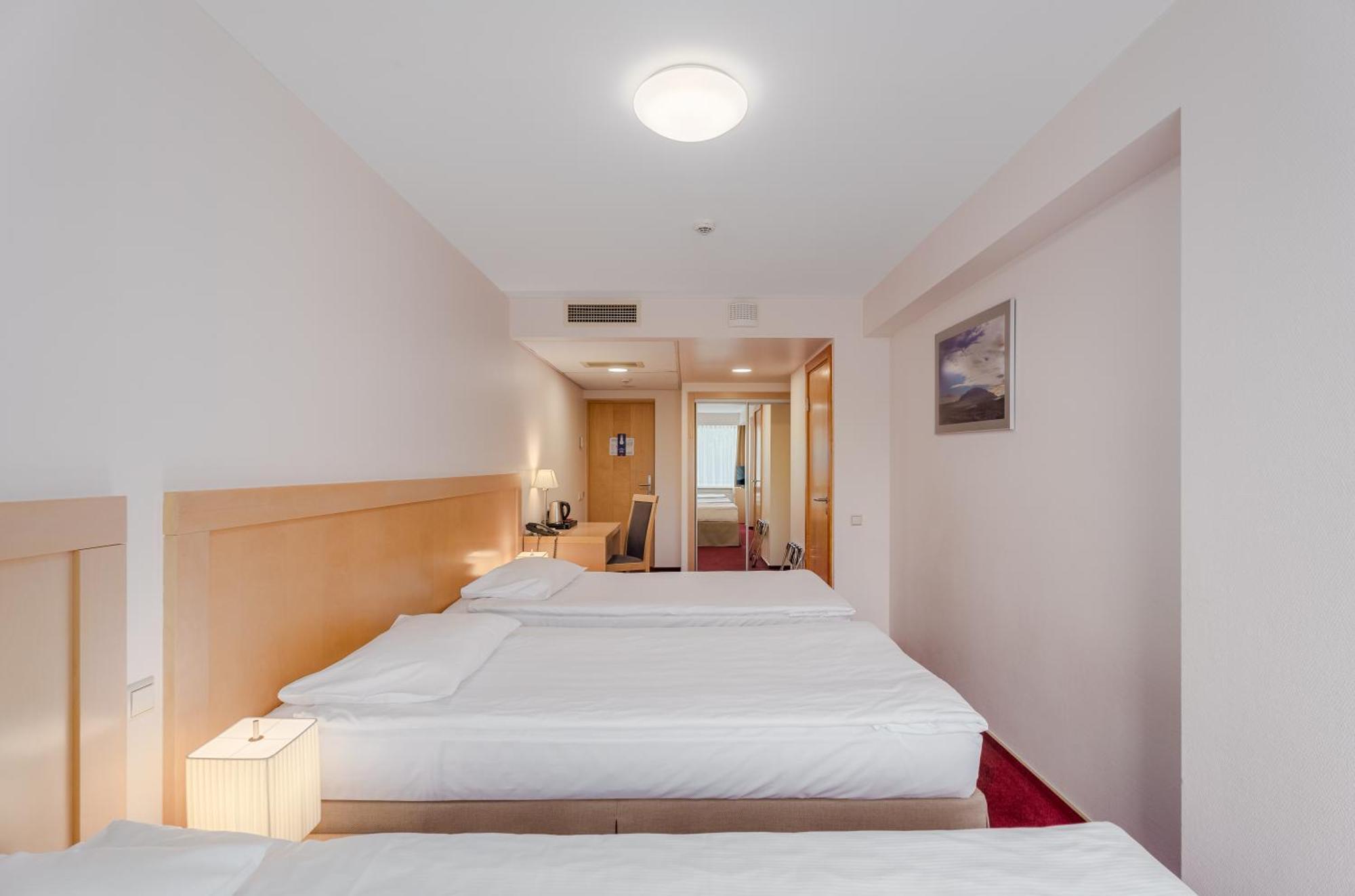 Riga Islande Hotel With Free Parking Bagian luar foto