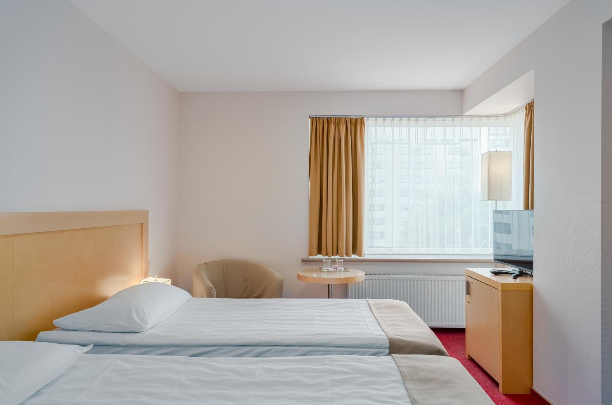 Riga Islande Hotel With Free Parking Bagian luar foto