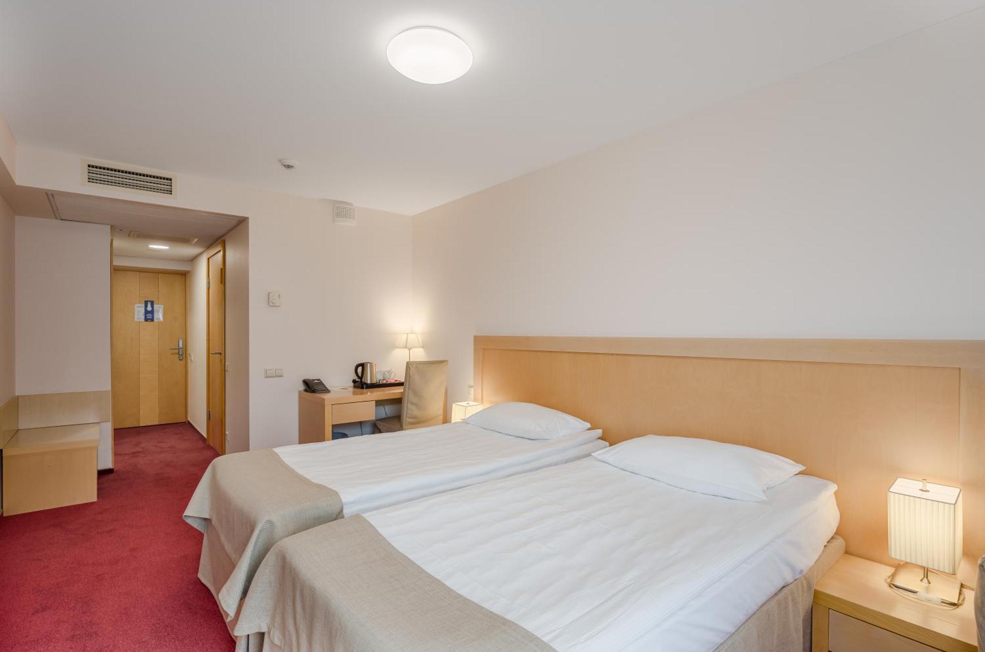 Riga Islande Hotel With Free Parking Bagian luar foto