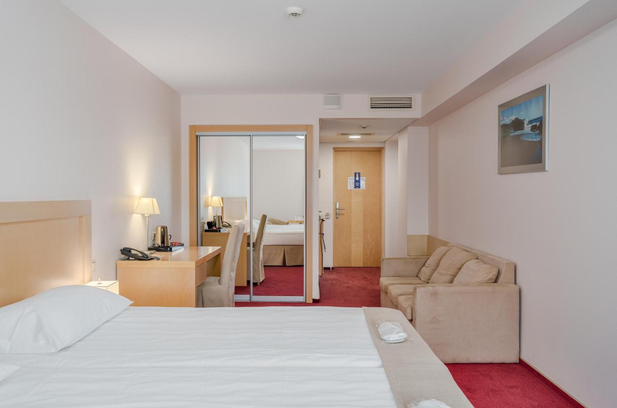 Riga Islande Hotel With Free Parking Bagian luar foto